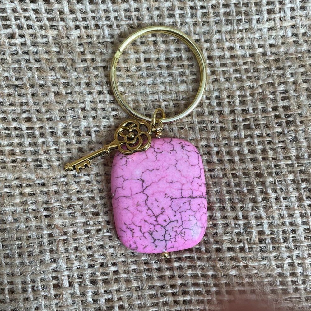 Pink Howlite Gold Charm Keyring Keychain NWOT - Picture 3 of 3